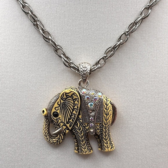 The Unbranded Brand Jewelry - VTG Silver Tone Elephant Pendant Necklace AB Rhinestones Lobster Clasp Chain Y2K